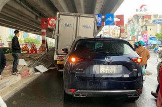 Tai nạn liên hoàn trên đường Nguyễn Xiển (Hà Nội) 