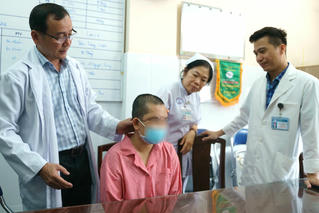 Nữ công nhân bị máy cuốn sợi lóc toàn bộ da đầu 