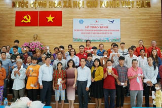 BHXH TP Hồ Chí Minh: Tiếp tục trao tặng gần 1.000 thẻ BHYT đến với người dân, học sinh có hoàn cảnh khó khăn 