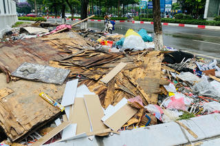 Rác thải chất đống trên vỉa hè đường Tôn Thất Thuyết, quận Cầu Giấy