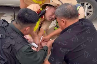 Cảnh sát giao thông cắn răng chịu đau cứu bé trai 6 tuổi 