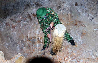 Đào đất, người dân phát hiện quả bom nặng hơn 200kg