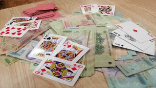 Bắt quả tang cán bộ phường và giám đốc doanh nghiệp sát phạt nhau trên 'chiếu bạc'