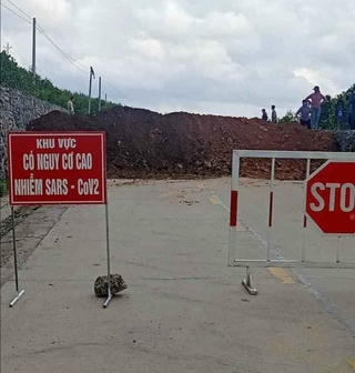 Quảng Ninh đổ đất, ngăn bê tông các đường nhánh hạn chế COVID-19