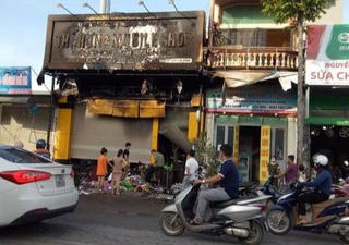 Lửa trùm khắp cửa hàng điện thoại trong đêm