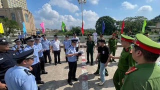 Trục xuất 10 công dân Trung Quốc hoạt động lừa đảo chiếm đoạt tài sản