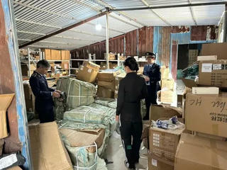 Quảng Ninh: Tạm giữ 2.304 hộp kẹo táo đỏ sữa lạc đà nhân hạt điều không rõ nguồn gốc
