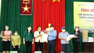 Trao hơn 14 tấn gạo hỗ trợ hộ nghèo tại Hưng Yên