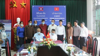 Đại học Thái Nguyên trao tặng vật tư, trang thiết bị y tế chống dịch COVID-19 cho tỉnh Luông Pha Băng. 