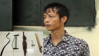 Bắt tạm giam kẻ đánh đập, hành hạ con trai dẫn đến thương tích.