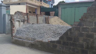 Bé gái lớp 6 bị tường đổ đè lên người dẫn đến tử vong