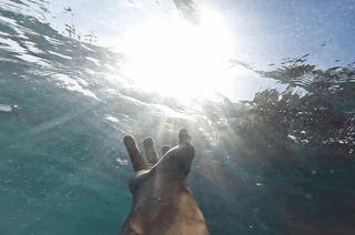 Ba người già bị sóng biển cuốn trôi khi tắm 