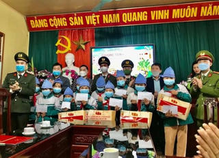 Công an Thái Bình tặng học bổng cho con em giáo dân có hoàn cảnh khó khăn