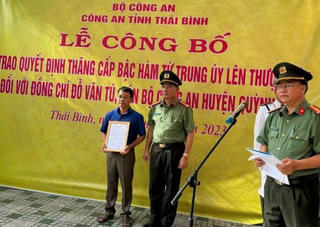 Trao quyết định Truy thăng cấp bậc hàm chiến sỹ công an hy sinh tại Thái Bình