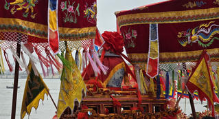 Dòng người đông đúc tham gia lễ rước nước tại Lễ hội đền Trần Thái Bình 2024