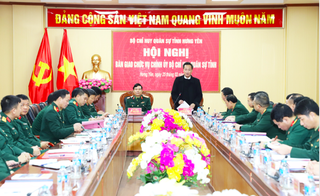 Bàn giao chức vụ Chính ủy Bộ chỉ huy quân sự tỉnh Hưng Yên