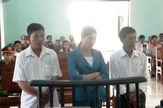 Xử tù treo cán bộ làm sai chế độ chính sách, dân bức xúc