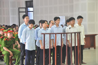 Vác súng đi bắn người nghi...rú  ga xe máy, nhóm côn đồ lĩnh 80 năm tù 