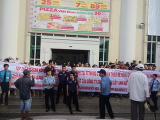 Hàng trăm tiểu thương phản ứng do tranh chấp giữa Big C Đà Nẵng và DMC