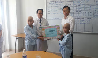 Bí thư thành ủy Nguyễn Xuân Anh thăm bệnh nhi tại Bệnh viện ung bướu Đà Nẵng