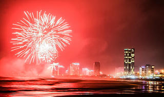 Bắn pháo hoa giữa sông Hàn chào năm mới 2018