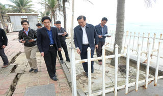 Chủ tịch Đà Nẵng thị sát bãi biển bị xâm thực