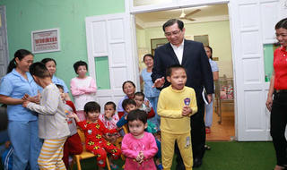 Lãnh đạo Đà Nẵng, thăm chúc Tết trước thềm Giao thừa và cùng người dân chào đón năm mới