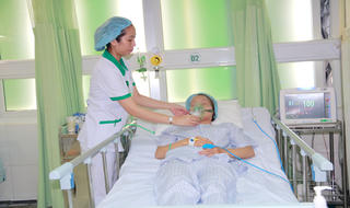 Cấp cứu thành công 4 du khách đuối nước ở biển Lăng Cô