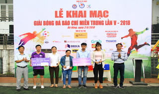Nhiều nghĩa cử cao đẹp trong trận khai mạc Giải Bóng đá Báo chí miền trung