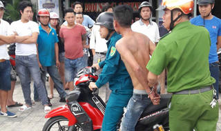Khống chế nam thanh niên nghi ngáo đá tấn công người dân