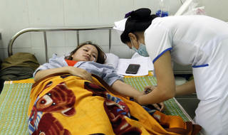Thấy vết thâm trên người con, phụ huynh đánh nữ giáo viên thủng màng nhĩ