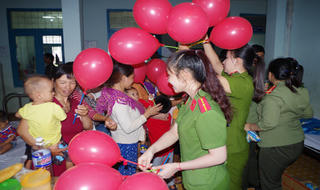 Công an Kon Tum tặng quà trung thu cho bệnh nhi 