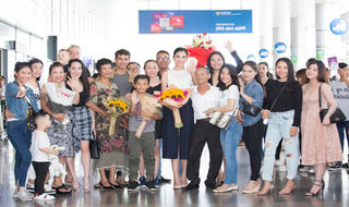 Hoa hậu Trần Tiểu Vy rạng ngời ngày về quê hương sau đăng quang