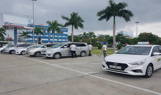 Tài xế taxi trong sân bay Đà Nẵng “bỏ khách” để phản đối Grab