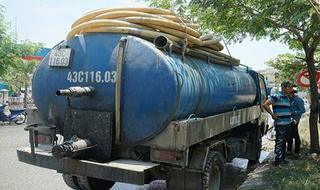 Xử phạt tài xế và doanh nghiệp vì chuyển giao, đổ thải nguy hại ra môi trường