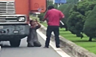 Tài xế ép đồng nghiệp quỳ, dùng rựa dọa chém vì bị phàn nàn