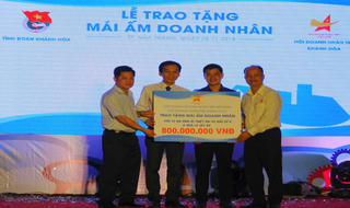 Hội Doanh Nhân Trẻ Khánh Hòa trao 60 suất quà trị giá hơn 1 tỷ đồng giúp đỡ nhân dân vùng lũ