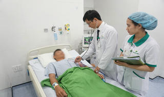 Nam thanh niên bị ngộ độc thuốc gây tê do bóc u bã đậu