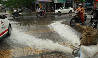 'Giải cứu' ôtô, xe máy ngập trong hầm chung cư Đà Nẵng