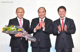 Nhận 100.000 USD, HLV Park Hang Seo tặng lại cho quỹ phát triển tài năng bóng đá Việt Nam và người nghèo