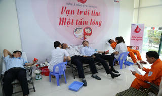 Hơn 350 CBCNV EVNCPC hiến máu cứu người