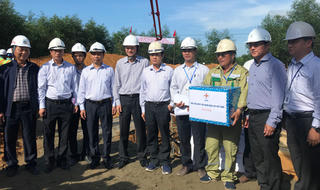 Lãnh đạo EVN thăm, tặng quà chúc Tết cán bộ công nhân thi công công trình đường dây 500 kV Quảng Trạch - Dốc Sỏi 