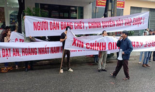  Hàng trăm người dân tụ tập đòi quyền lợi trong việc đầu tư đất đai tại khu vực Điện Bàn (Quảng Nam)