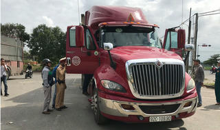 Phát hiện phụ xe container cùng các tài xế chơi ma túy đá 