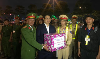 Người dân Đà Nẵng rộn ràng đón giao thừa, lãnh đạo thành phố thăm, chúc Tết các đơn vị làm nhiệm vụ ngoài đường