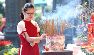 Hình ảnh hàng ngàn người dân và du khách đến chùa vãn cảnh, du xuân tại Đà Nẵng