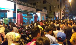 Đà Nẵng: Chen lấn hỗn loạn chờ đăng ký mua vacxin cho con