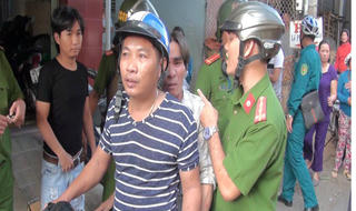 Nam thanh niên nghi ngáo đá cầm dao cố thủ 2 tiếng đồng hồ trên nóc nhà 3 tầng 