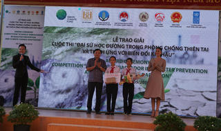 Trao giải cuộc thi “Đại sứ học đường trong phòng, chống thiên tai và thích ứng biến đổi khí hậu 2019”