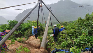 EVNCPC nỗ lực xử lý sự cố lưới điện do mưa lũ miền Trung